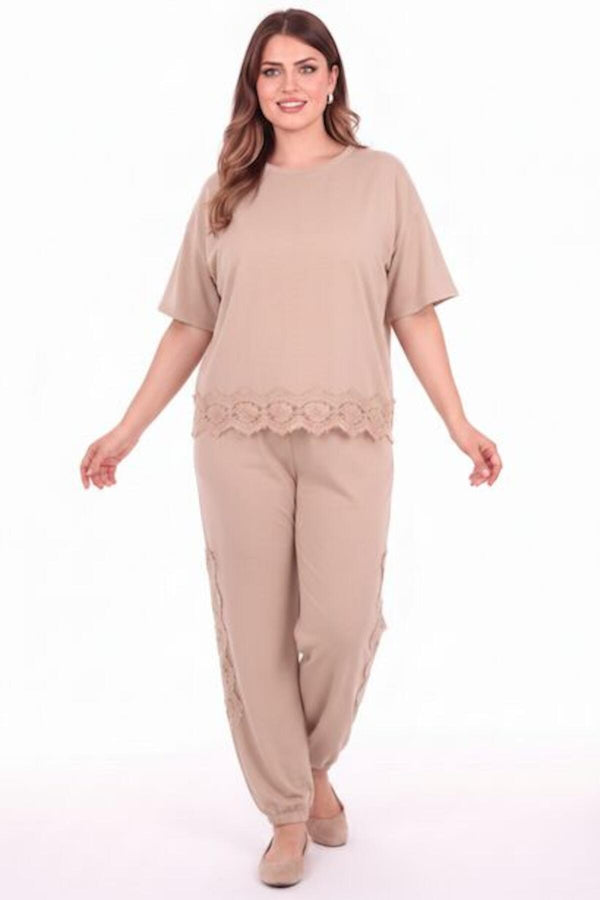Plus‑Size Tweedelige Set Met Kantdetail — Beige
