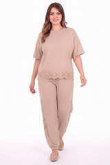 Plus‑Size Tweedelige Set Met Kantdetail — Beige