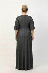 Langes Abendkleid In Großen Größen Mit Steinbesatz An Der Taille Und Banddetails — Grau
