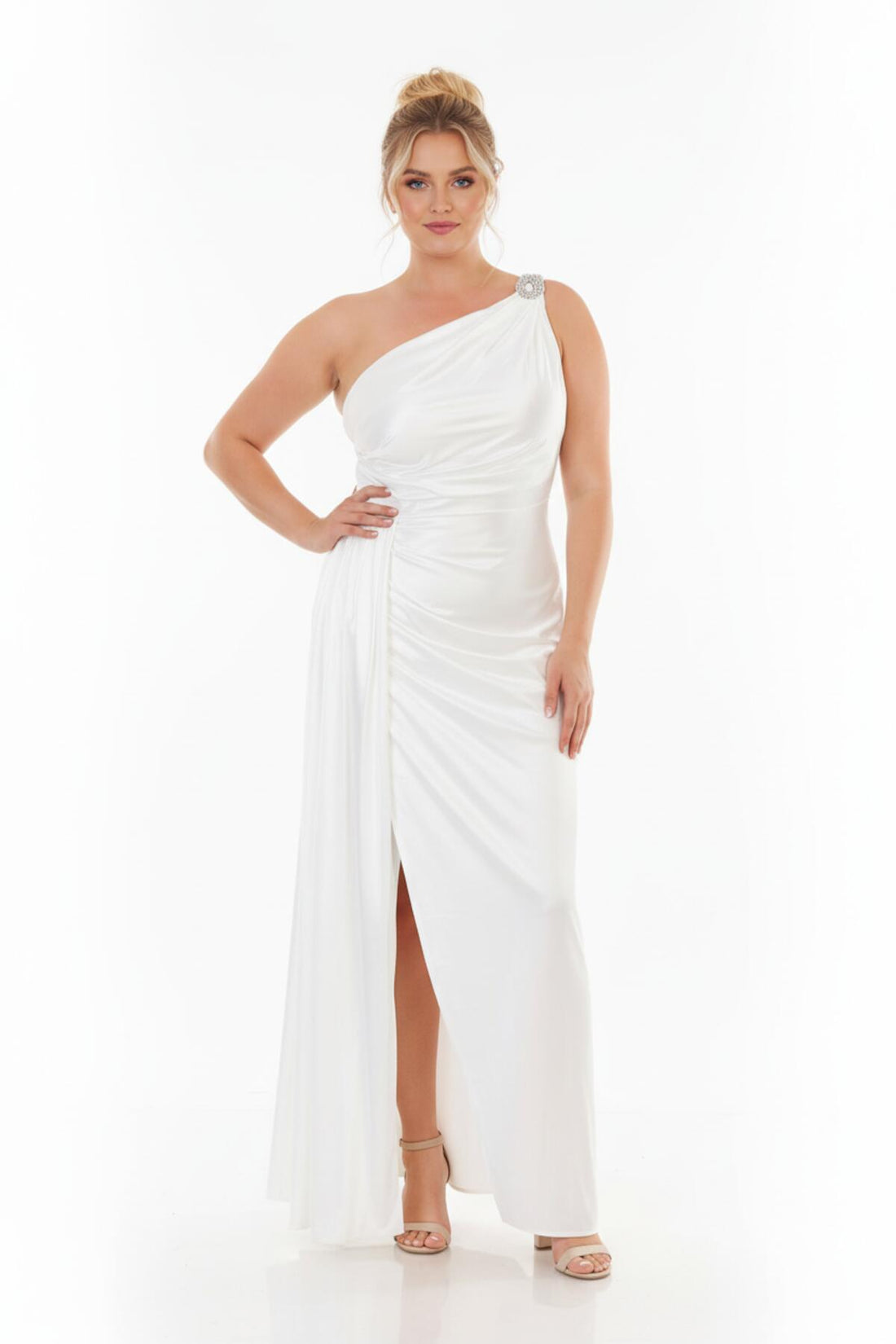 Plus - Size Lange Satijnen Avondjurk Met Schouderdetail — Wit