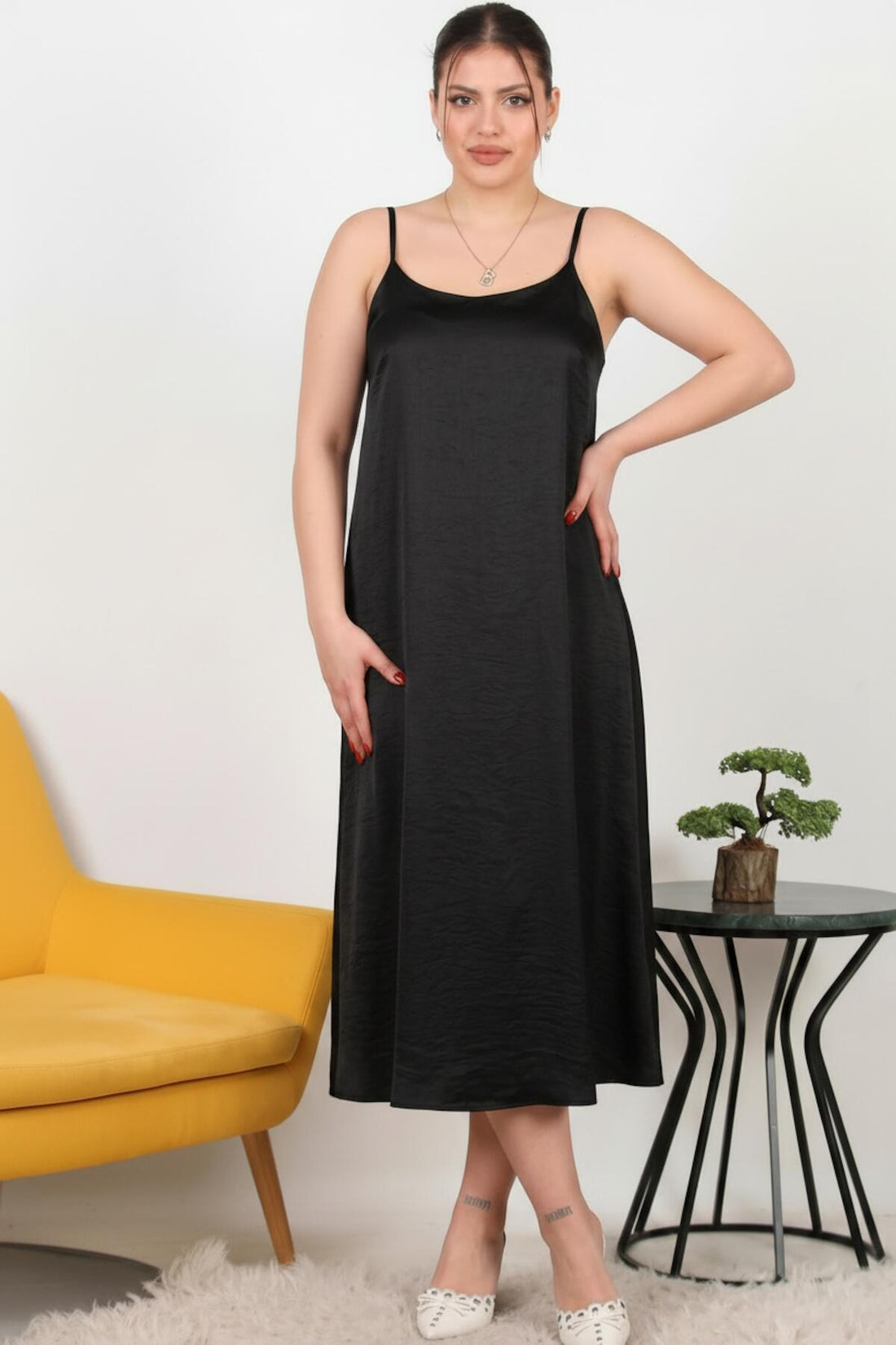 A - Linien - Maxikleid Mit Feinen Trägern — Schwarz