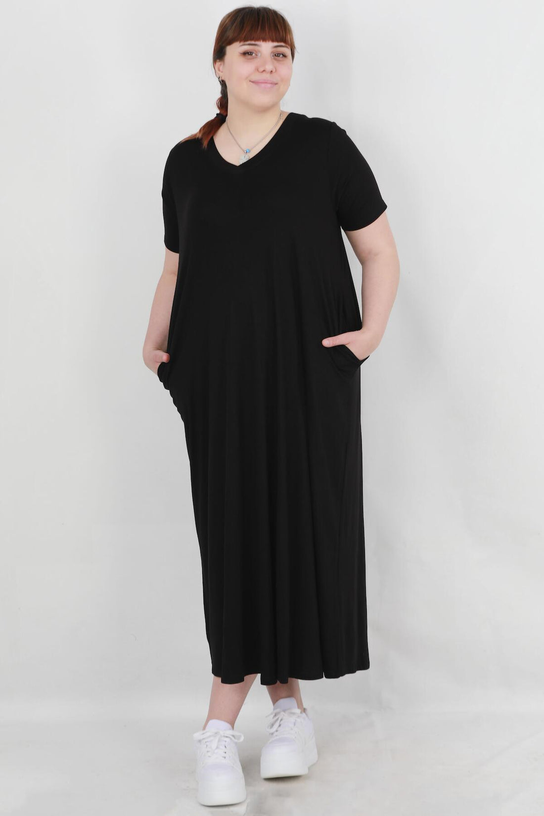 Plus - Size Losvallende Jurk Met Lange Mouwen En Ronde Hals — Zwart
