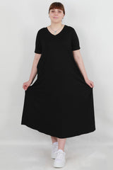 Plus - Size Losvallende Jurk Met Lange Mouwen En Ronde Hals — Zwart