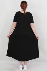 Plus - Size Losvallende Jurk Met Lange Mouwen En Ronde Hals — Zwart