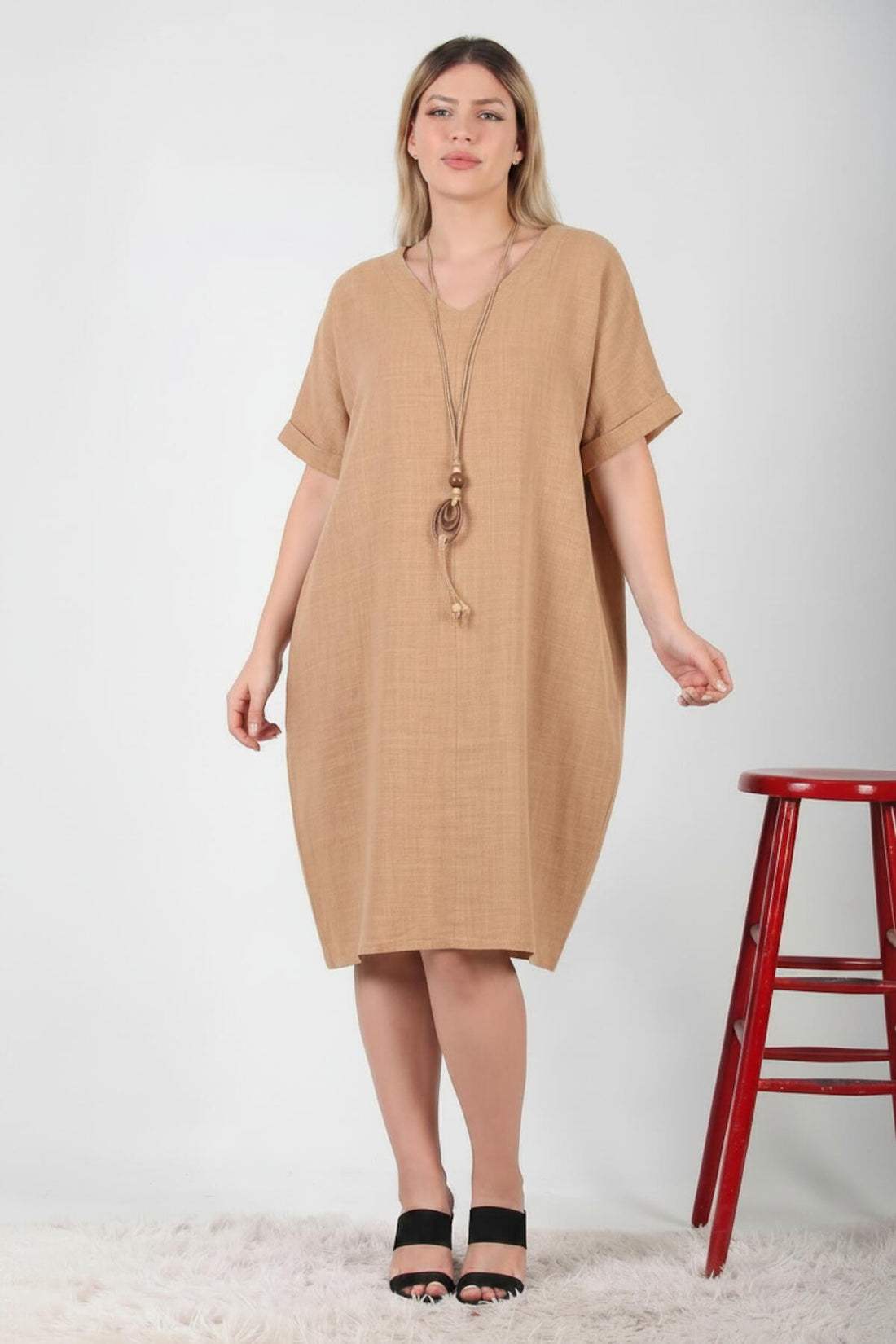 Plus - Size Jurk Met Ketting — Taupe