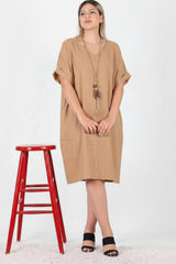 Plus - Size Jurk Met Ketting — Taupe