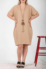 Plus - Size Jurk Met Ketting — Taupe