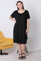 Plus - Size Kurzarmkleid Mit Kängurutasche – Schwarz