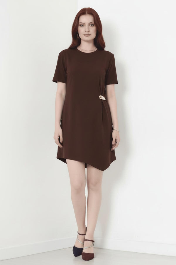 Korte Mouw Jurk Met Accessoire - Detail — Bruin
