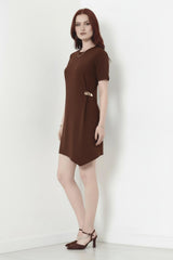 Korte Mouw Jurk Met Accessoire - Detail — Bruin