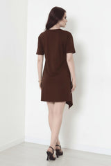 Korte Mouw Jurk Met Accessoire - Detail — Bruin