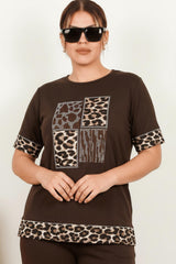 Plus - Size Set Met Luipaardprint En Steentjes, Korte Mouwen — Bruin