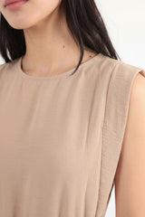 Jurk Met Schoudervulling En Smalle Taille - Elastiek — Beige