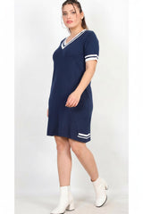 Plus‑Size V‑Ausschnitt‑Kleid Mit Streifendetail — Marine