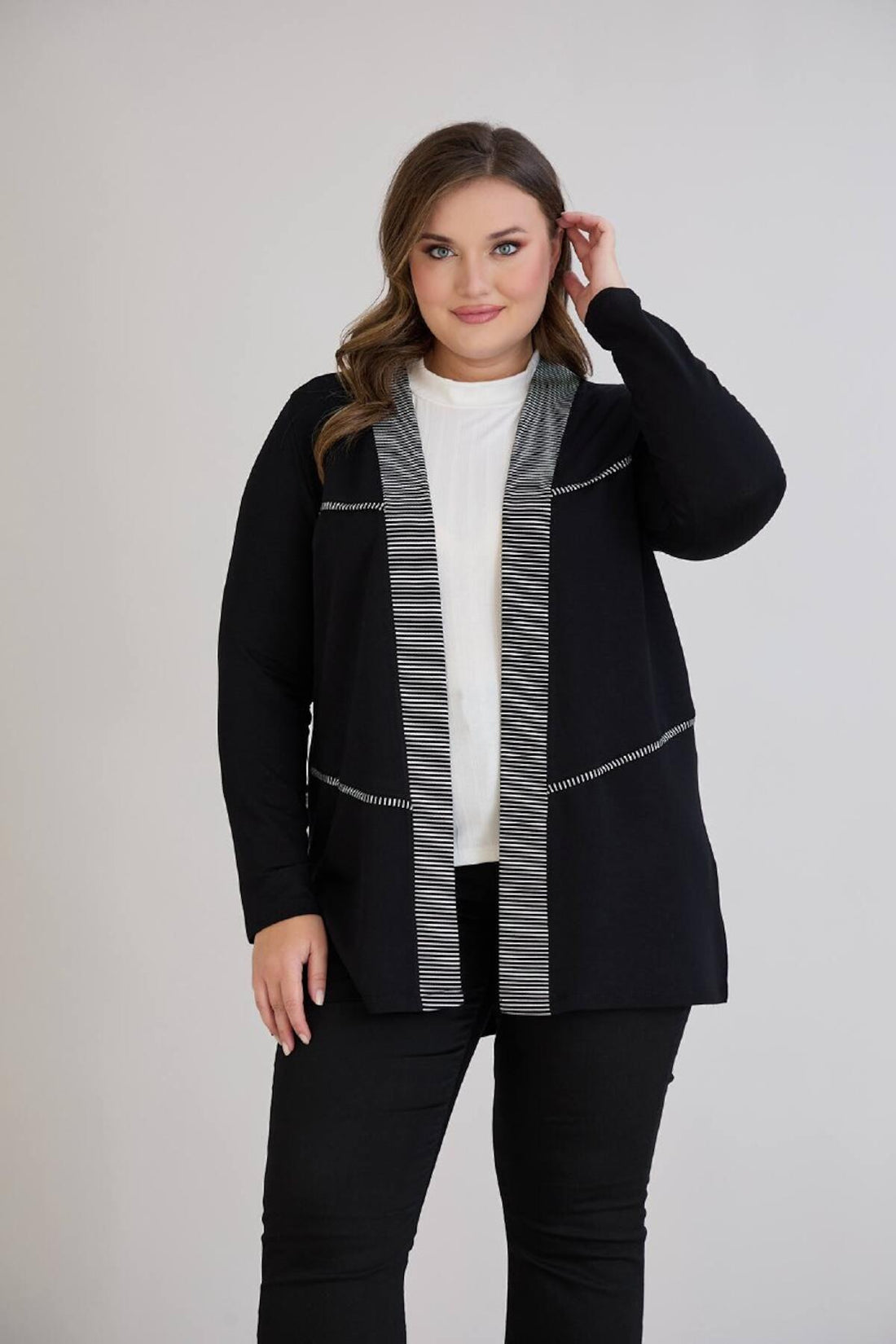 Cardigan Mit Streifendetail In Großen Größen – Schwarz