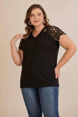 V - Hals Blouse In Grote Maten Met Guipure Schouderdetail — Zwart