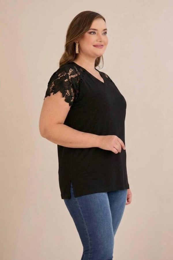 V - Hals Blouse In Grote Maten Met Guipure Schouderdetail — Zwart