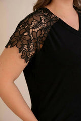 V - Hals Blouse In Grote Maten Met Guipure Schouderdetail — Zwart