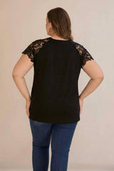 V - Hals Blouse In Grote Maten Met Guipure Schouderdetail — Zwart
