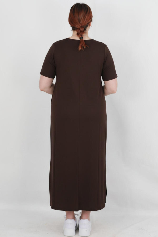 Plus - Size Losvallende Jurk Met Ronde Hals En Lange Mouwen — Bruin