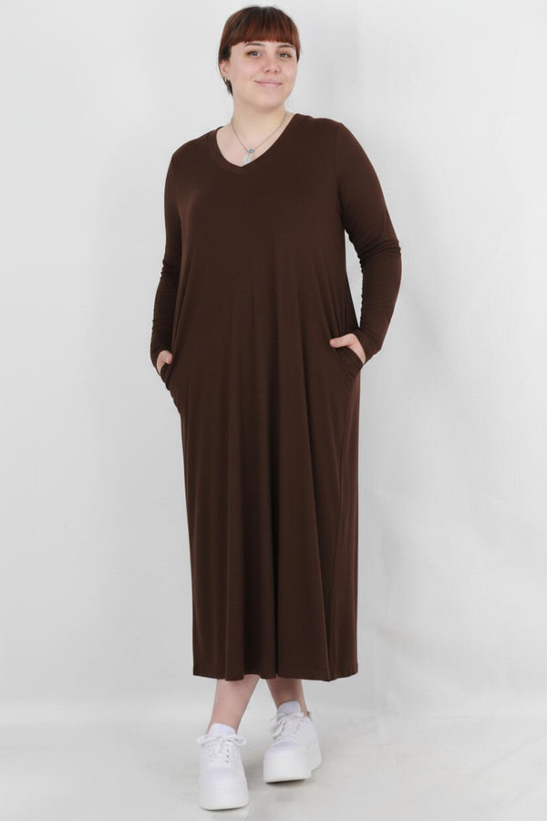 Plus - Size Losvallende Jurk Met Ronde Hals En Lange Mouwen — Bruin