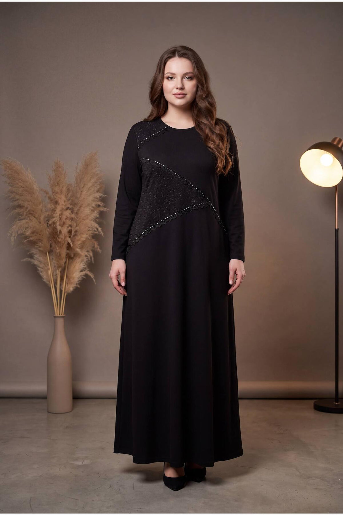 Langes Kleid In Großen Größen Mit Asymmetrischen Stein - Und Spitzendetails — Schwarz