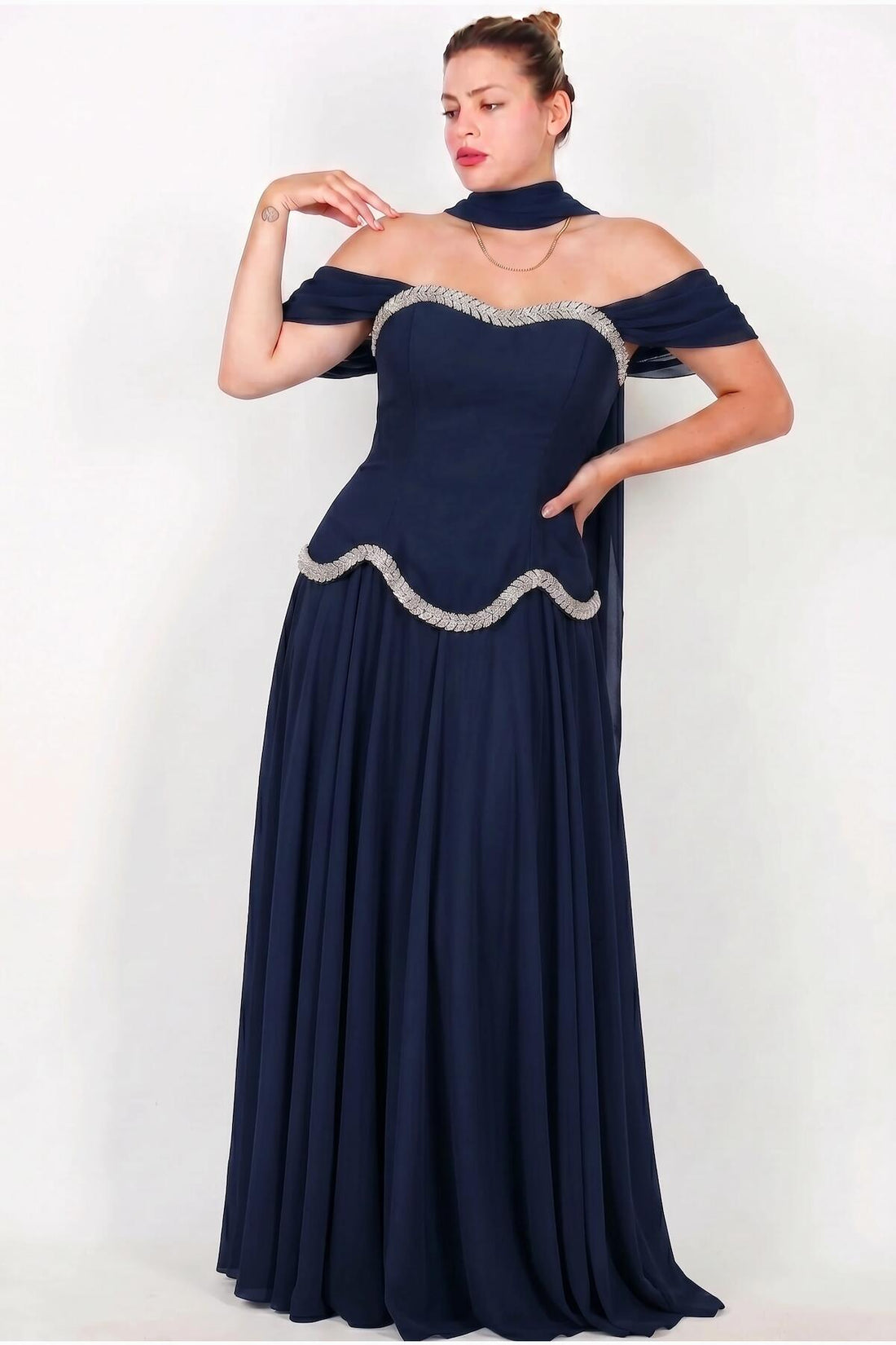 Plus‑Size Crêpe Avondjurk In Marineblauw Met Tule Rok En Sjaal — Kristalversierd