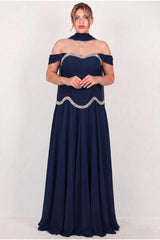 Plus‑Size Crêpe Avondjurk In Marineblauw Met Tule Rok En Sjaal — Kristalversierd