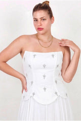Crepe‑Avondjurk In Grote Maten Met Tule Rok, Sjaaldetail En Steentjes — Wit