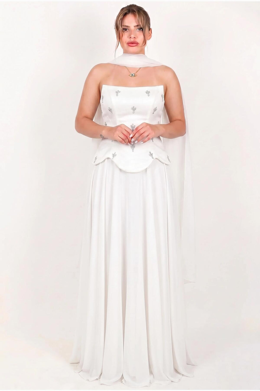 Crepe‑Avondjurk In Grote Maten Met Tule Rok, Sjaaldetail En Steentjes — Wit