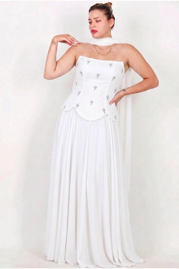 Crepe‑Avondjurk In Grote Maten Met Tule Rok, Sjaaldetail En Steentjes — Wit
