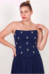 Crepe‑Avondjurk In Grote Maten Met Tule Rok, Sjaaldetail En Steentjes — Marineblauw