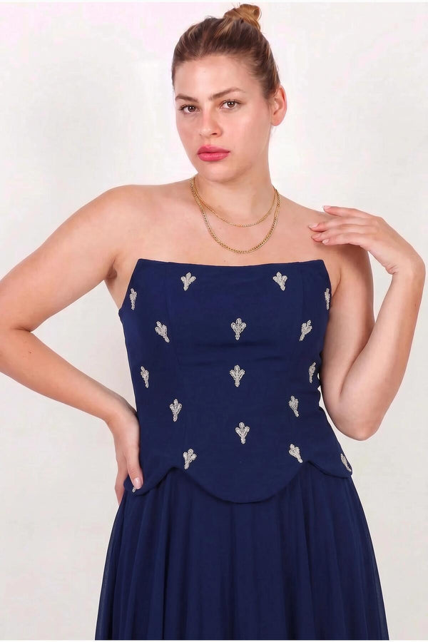 Crepe‑Avondjurk In Grote Maten Met Tule Rok, Sjaaldetail En Steentjes — Marineblauw