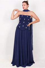 Crepe‑Avondjurk In Grote Maten Met Tule Rok, Sjaaldetail En Steentjes — Marineblauw