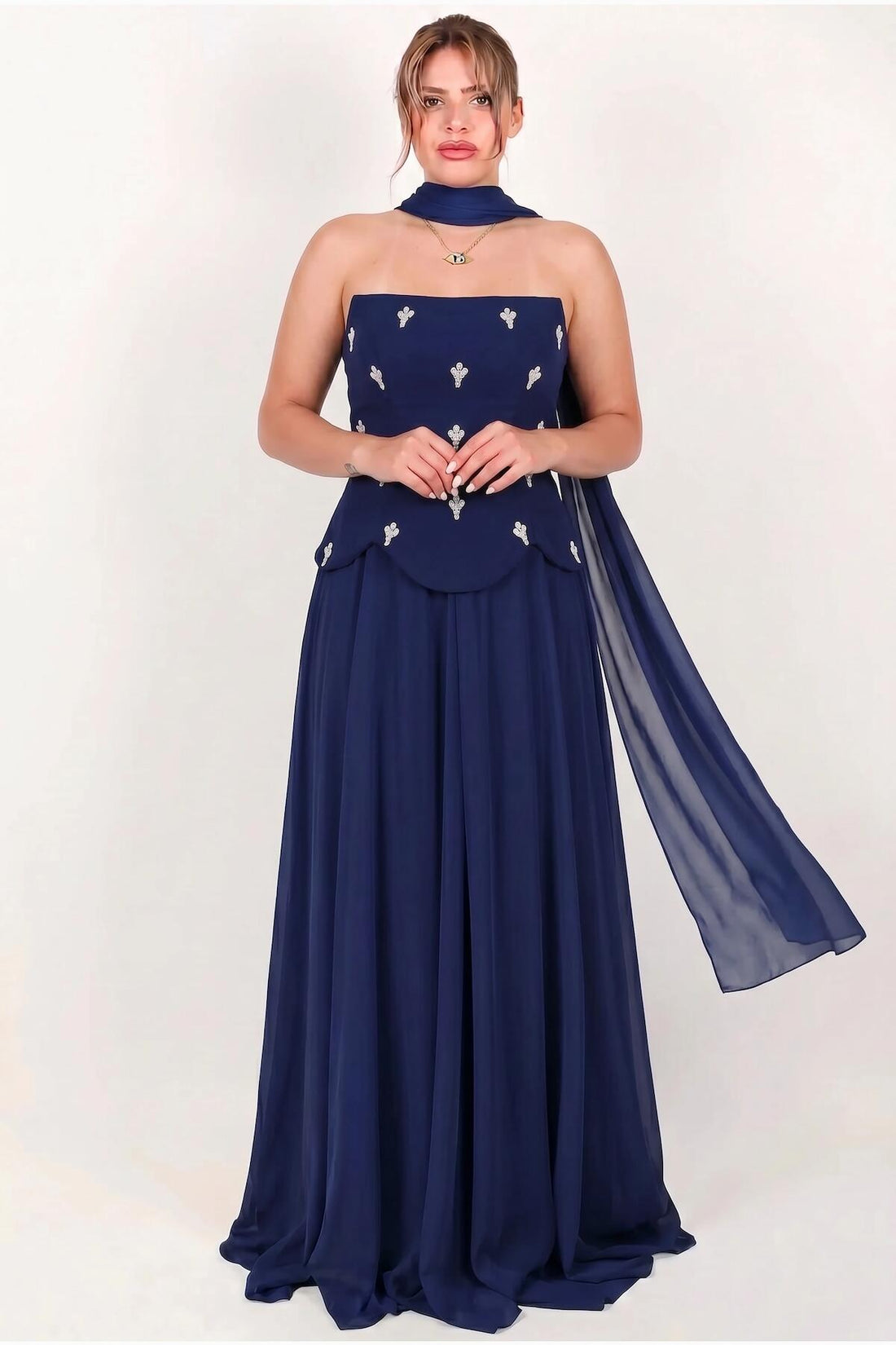 Crepe‑Avondjurk In Grote Maten Met Tule Rok, Sjaaldetail En Steentjes — Marineblauw