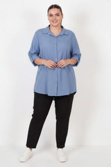 Plus‑Size Blouse Met Omgeslagen Mouwen — Indigo