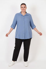 Plus‑Size Blouse Met Omgeslagen Mouwen — Indigo