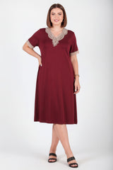 Plus - Size Jurk Met V‑Hals En Gehaakte Details – Bordeaux