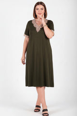 Plus - Size Jurk Met V‑Hals En Gehaakte Details – Kaki