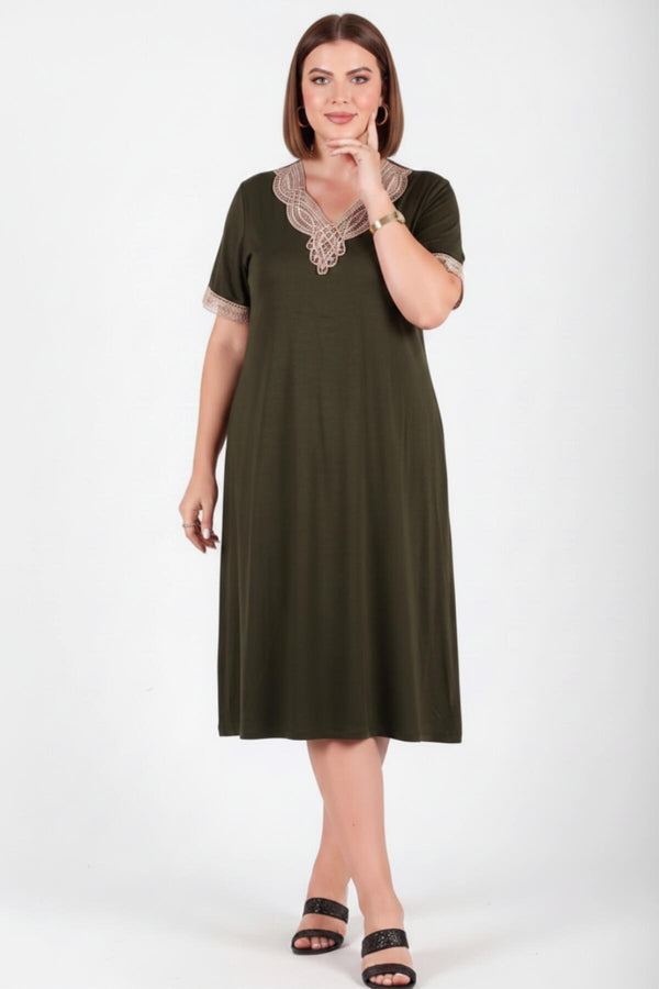 Plus - Size Jurk Met V‑Hals En Gehaakte Details – Kaki