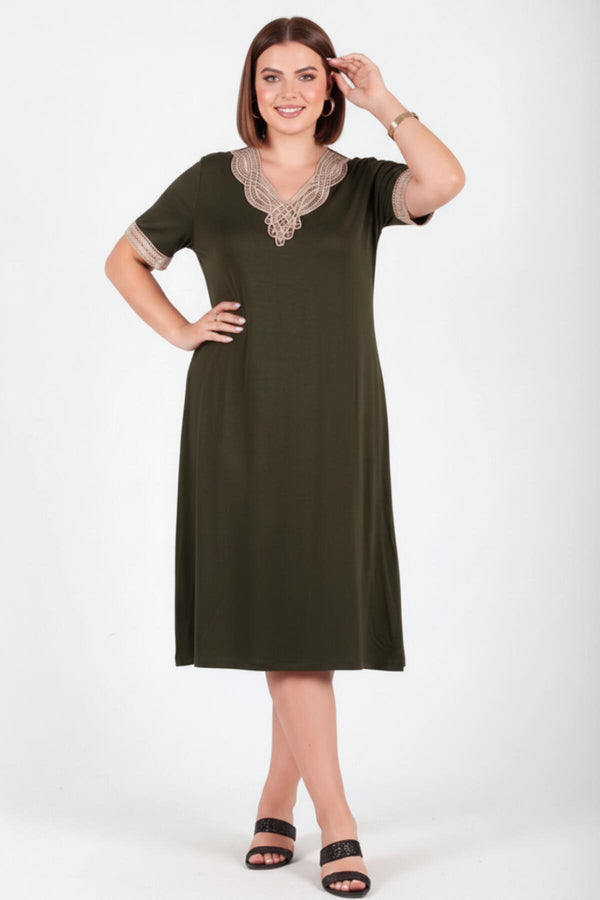 Plus - Size Jurk Met V‑Hals En Gehaakte Details – Kaki