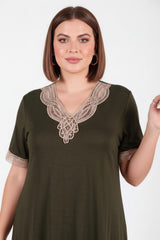 Plus - Size Jurk Met V‑Hals En Gehaakte Details – Kaki