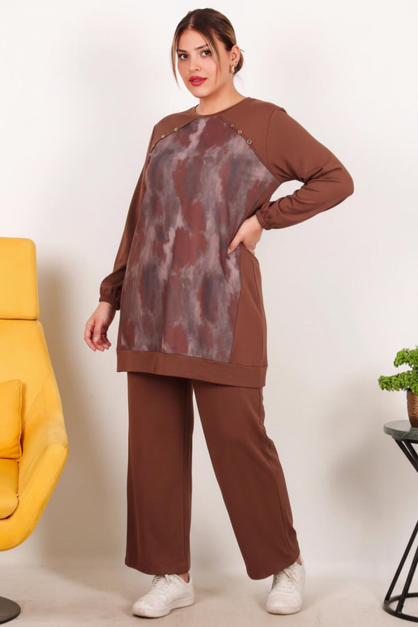 Plussize Bedrukte Tweedelige Set Met Knoopdetail — Bruin
