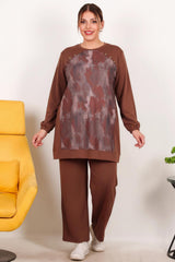 Plussize Bedrukte Tweedelige Set Met Knoopdetail — Bruin