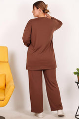 Plussize Bedrukte Tweedelige Set Met Knoopdetail — Bruin