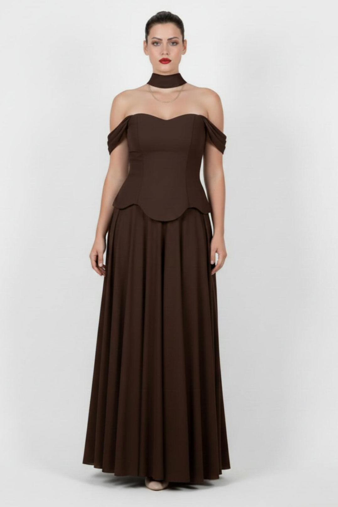 Bruine Plus‑Size Crêpe Avondjurk Met Tule Rok En Sjaaldetail