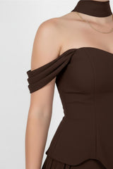 Bruine Plus‑Size Crêpe Avondjurk Met Tule Rok En Sjaaldetail
