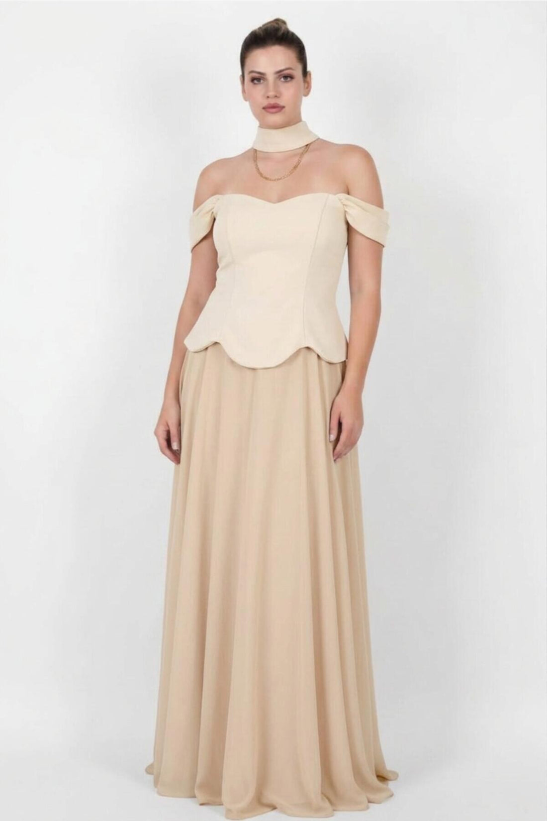 Plus‑Size Krepe Avondjurk Met Sjaal En Tule Rok — Beige