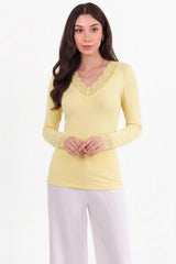 V - Halsblouse Met Kantdetail, Geel
