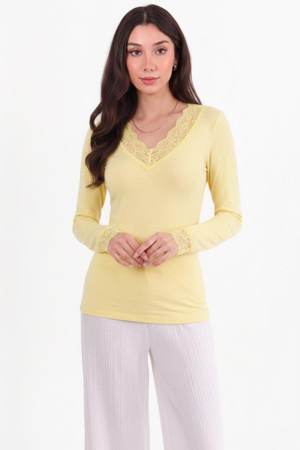 V - Halsblouse Met Kantdetail, Geel